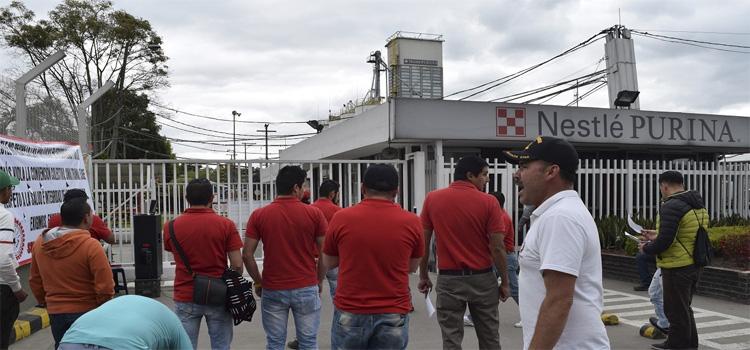 Trabajadores al Servicio de Nestlé Protestan en la Fabrica en el Municipio de Mosquera  | foto | SINALTRAINAL : : Sindicato Nacional de Trabajadores del Sistema Agroalimentario